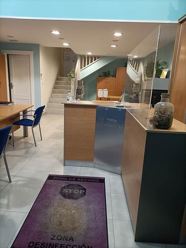 zona de recepción de GST Asesores con alfombra para medidas COVID