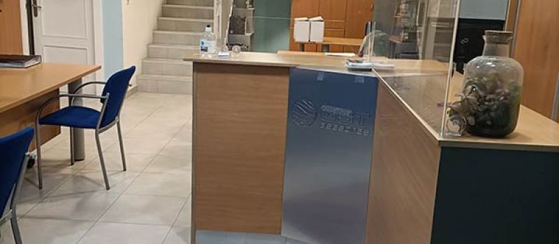 zona de recepción de GST Asesores con alfombra para medidas COVID