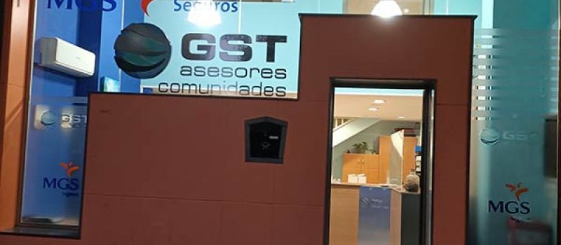 vista desde la calle de la fachada del local de GST Asesores
