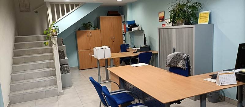 mesas de la zona del despacho del departamento de asesoría  administración de fincas