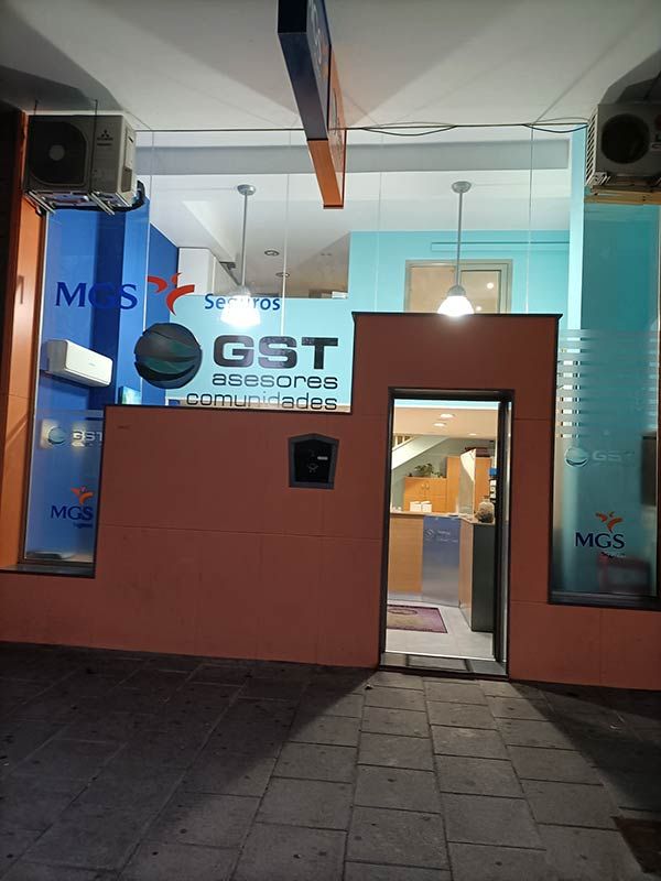 vista desde la calle de la fachada del local de GST Asesores