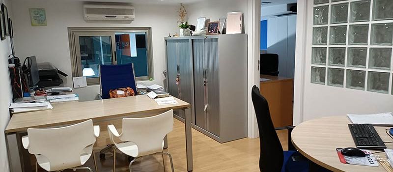 mesas de la zona del despacho del departamento de seguros de fincas