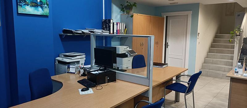 mesas de la zona del despacho de la sección administración de fincas